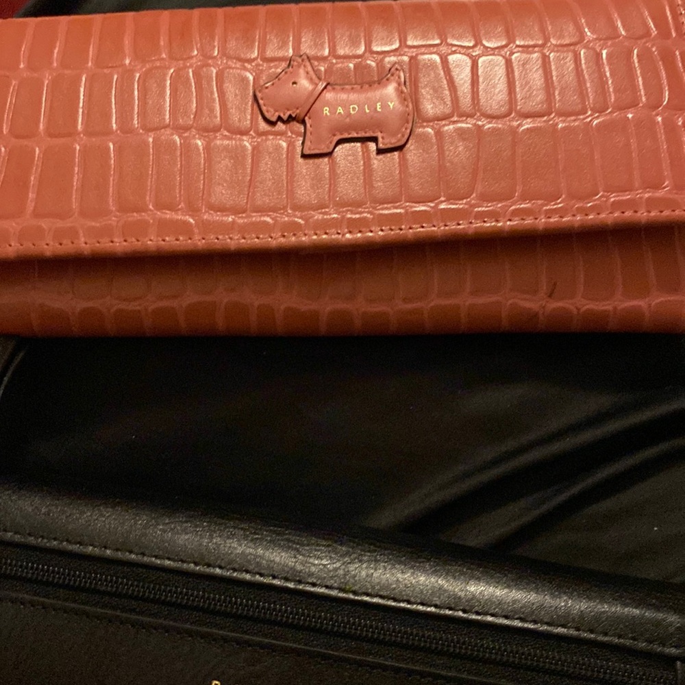 Iam selling a leather rose color Radley of London wallet